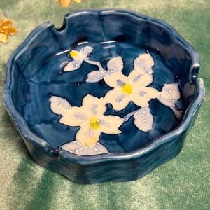 COLIBRI Japan 70’s Blue w/White Flowers Porcelain Ashtray in NEW Condition 🦄